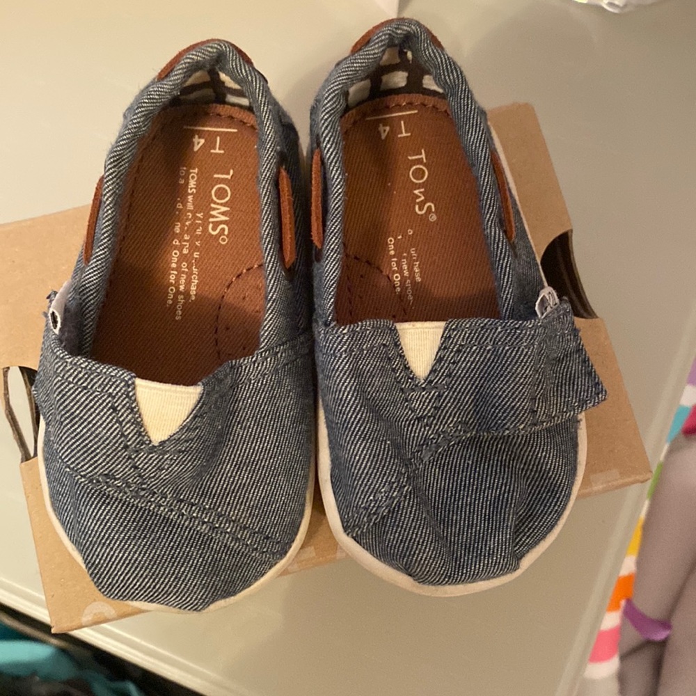 Baby/Toddler size 4 Toms